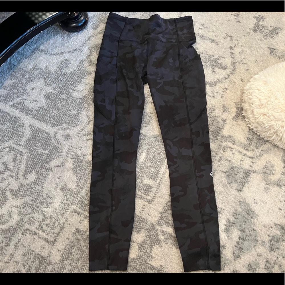 Lulu Lemon black camo leggings 25 inch with pockets size 6
